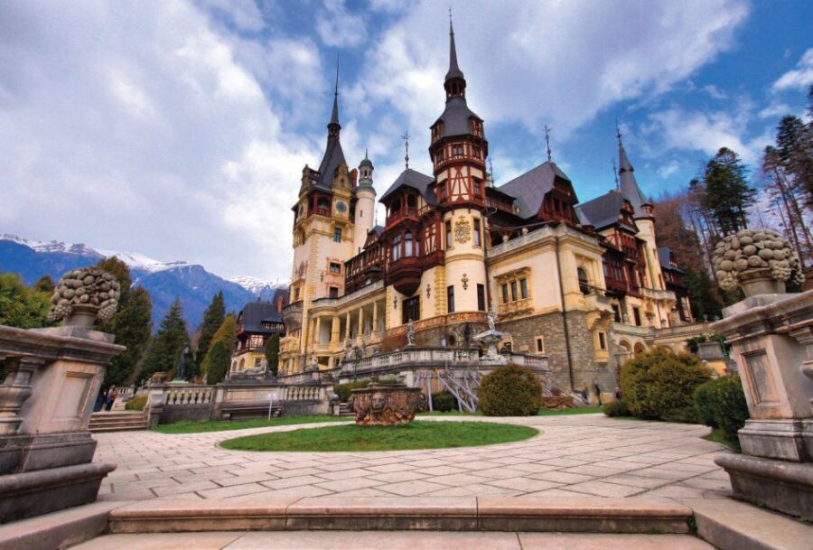 Bucharest : Dracula's Castle, Peles Castle & Brasov Old Town - Guides, Drivers, and Group Size: What Makes or Breaks a Long Day