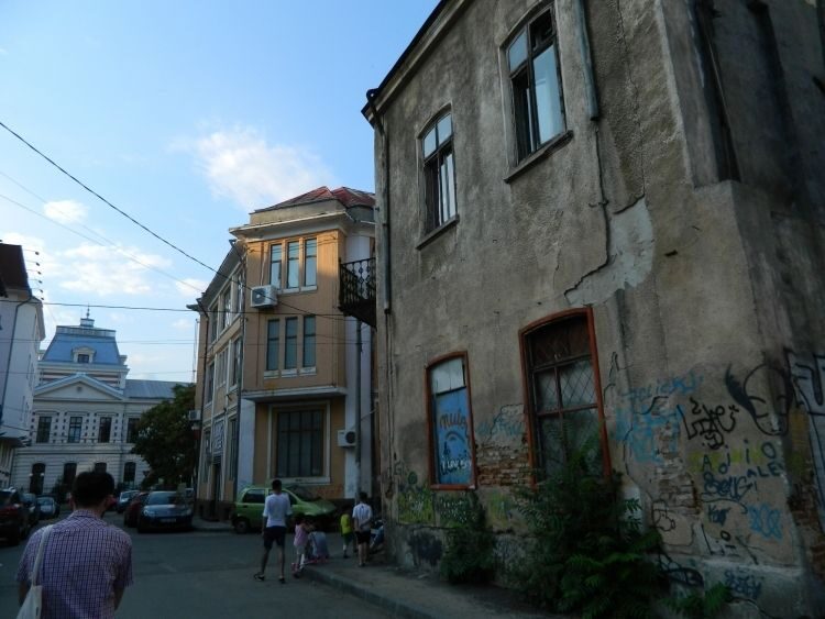 Bucharest: Half Day Bike Tour - Revolution Square and Ceasescu-era life lessons