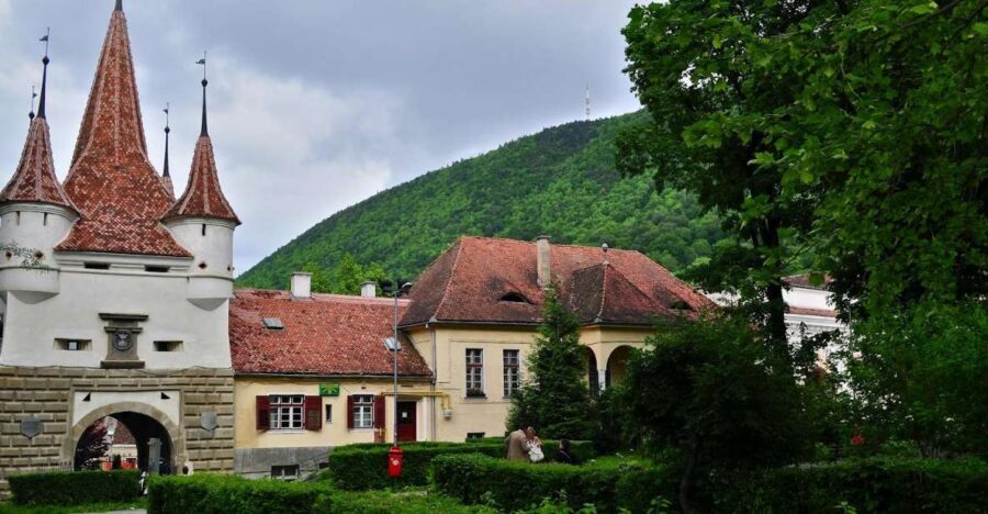 Bucharest: Peles Castle, Dracula's Castle and Brasov Tour - Brasov’s Medieval Streets and the Black Church Clock