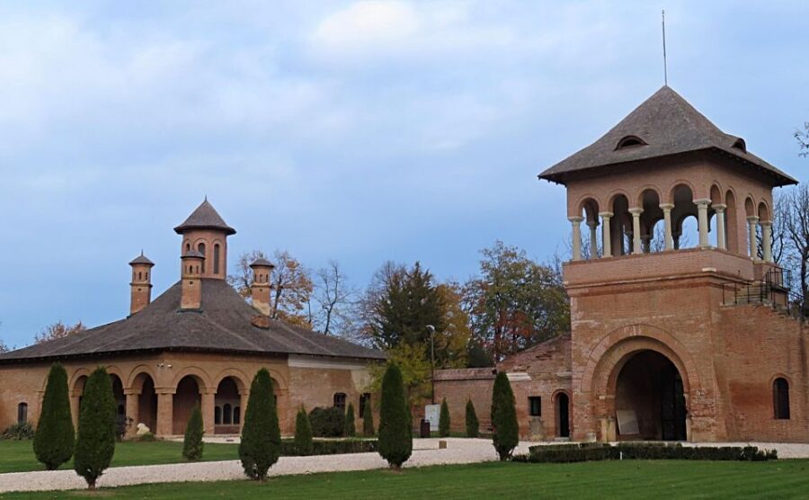 Bucharest Sightseeing Tour - How the 4-hour mix of van time and walking works