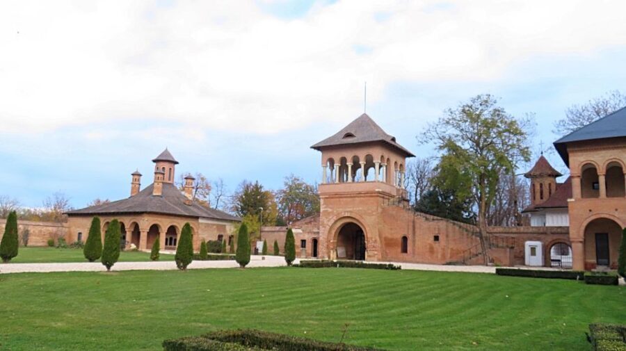 Bucharest Sightseeing Tour - The Arch of Triumph and the Village Museum option