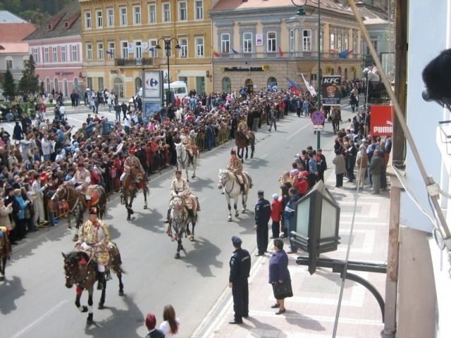BV01 - City Tour Brasov in English: Secrets of Kronstadt - Piata Sfatului: the old town square where life still happens