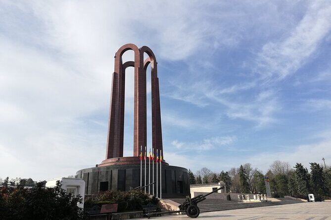 Contrasts of Communism - Small Group Walking Tour in Bucharest - Meet the guide and the small-group style