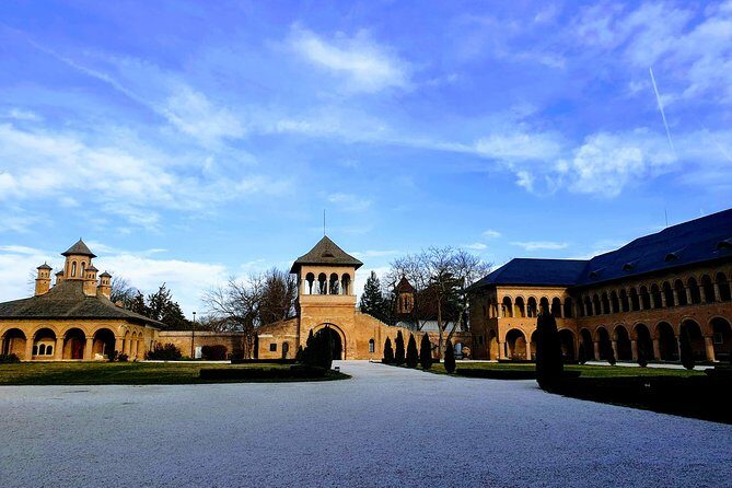 Mystical Monasteries, Dracula's Tomb and Mogosoaia Lake Palace - Private Tour - Mogosoaia Lake Palace: Brancovenesc architecture and Brâncoveanu’s fate