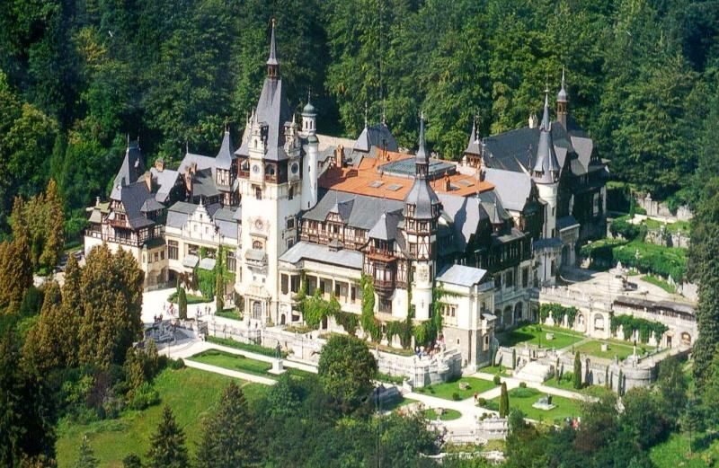Premium Tour Bran & Peles Castle from Bucharest - First Stop: The Bucharest Pickup and the Early Start