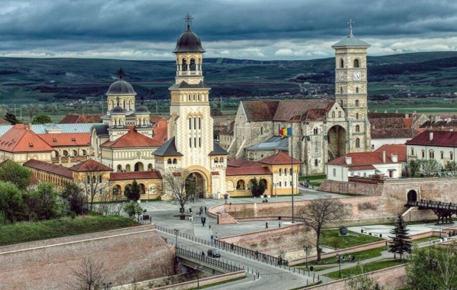 Sibiu: Alba Iulia and Corvin Castle Guided Tour - Lunch time near the castle: plan for freedom, not a strict clock
