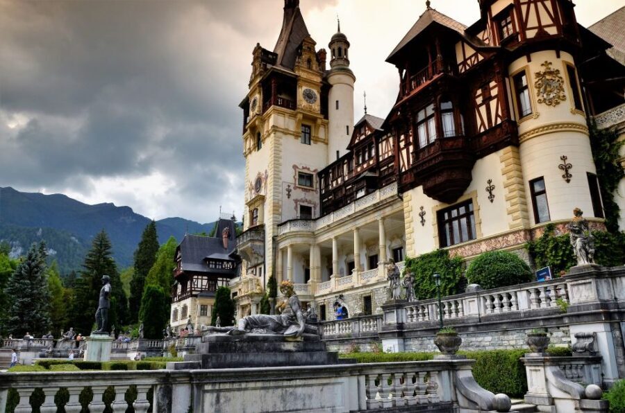 Sinaia: Peleș Castle Tour with An Expert Guide - Peleș Castle in Sinaia: why this tour feels worth it
