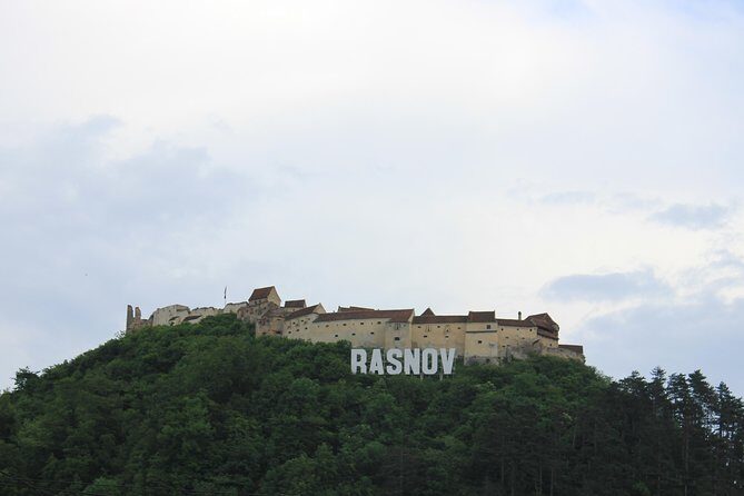 Tour of the 3 Castles: Bran, Rasnov and Peles in Spanish (native Spanish guide). - Bran Castle: Gothic crags, medieval roots, and the Dracula-style myth